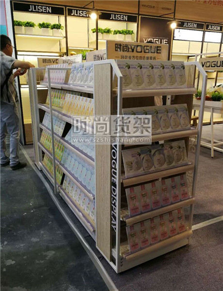 母嬰店中島貨架